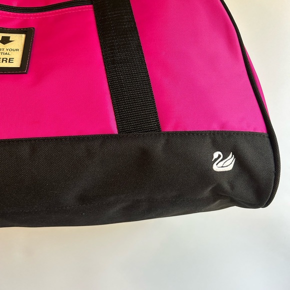 GLORIA VANDERBILT HOT PINK AND BLACK NYLON PERSONALIZED DUFFEL WITH LETTERS BAG - Picture 9 of 12